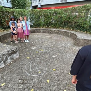 Toben statt nur Herumsitzen: Die Kinder lernen beim Mathe Sommer an der PH in Karlsruhe mit Spielen die Zahlen kennen.