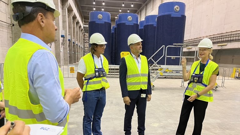 BW-Umweltministerin Theresa Walker (Grüne) beim Besuch im Atommüll-Zwischenlager Philippsburg. In der Halle stehen im Hintergrund Castorbehälter mit Atommüll.