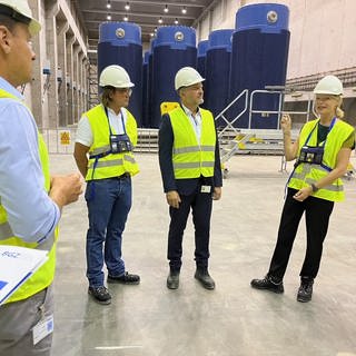 BW-Umweltministerin Theresa Walker (Grüne) beim Besuch im Atommüll-Zwischenlager Philippsburg. In der Halle stehen im Hintergrund Castorbehälter mit Atommüll.