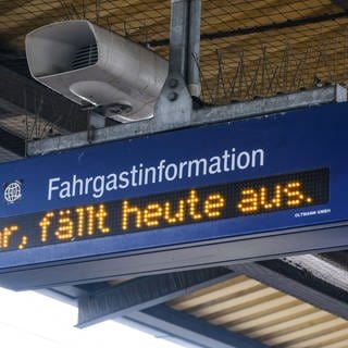 Eine Anzeigetafel, auf der "fällt heute aus" steht