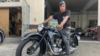 Michael Stolz vor seiner BMW R35 von 1939