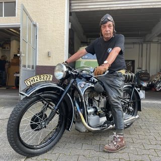 Michael Stolz vor seiner BMW R35 von 1939