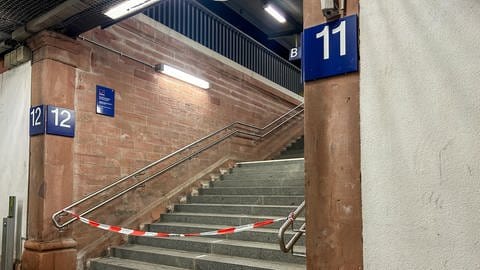 Absperrband am Zugang zu den Gleisen 11 und 12 - Polizeieinsatz nach einem Messerangriff am Karlsruher Hauptbahnhof