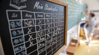 Einige Schülerinnen und Schüler müssen in Karlsruhe offenbar noch ein paar Tage warten, bis der reguläre Stundenplan bekanntgegeben wird. (Symbolbild)