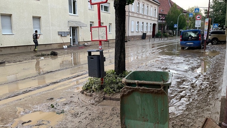 Nach einer Schlammlawine ist überall Schlamm auf den Straßen von Gondelsheim