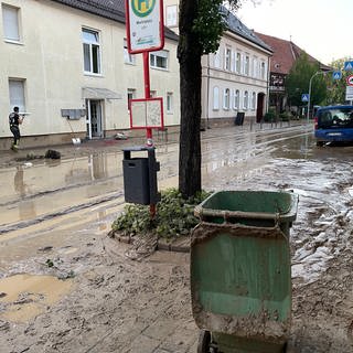 Nach einer Schlammlawine ist überall Schlamm auf den Straßen von Gondelsheim