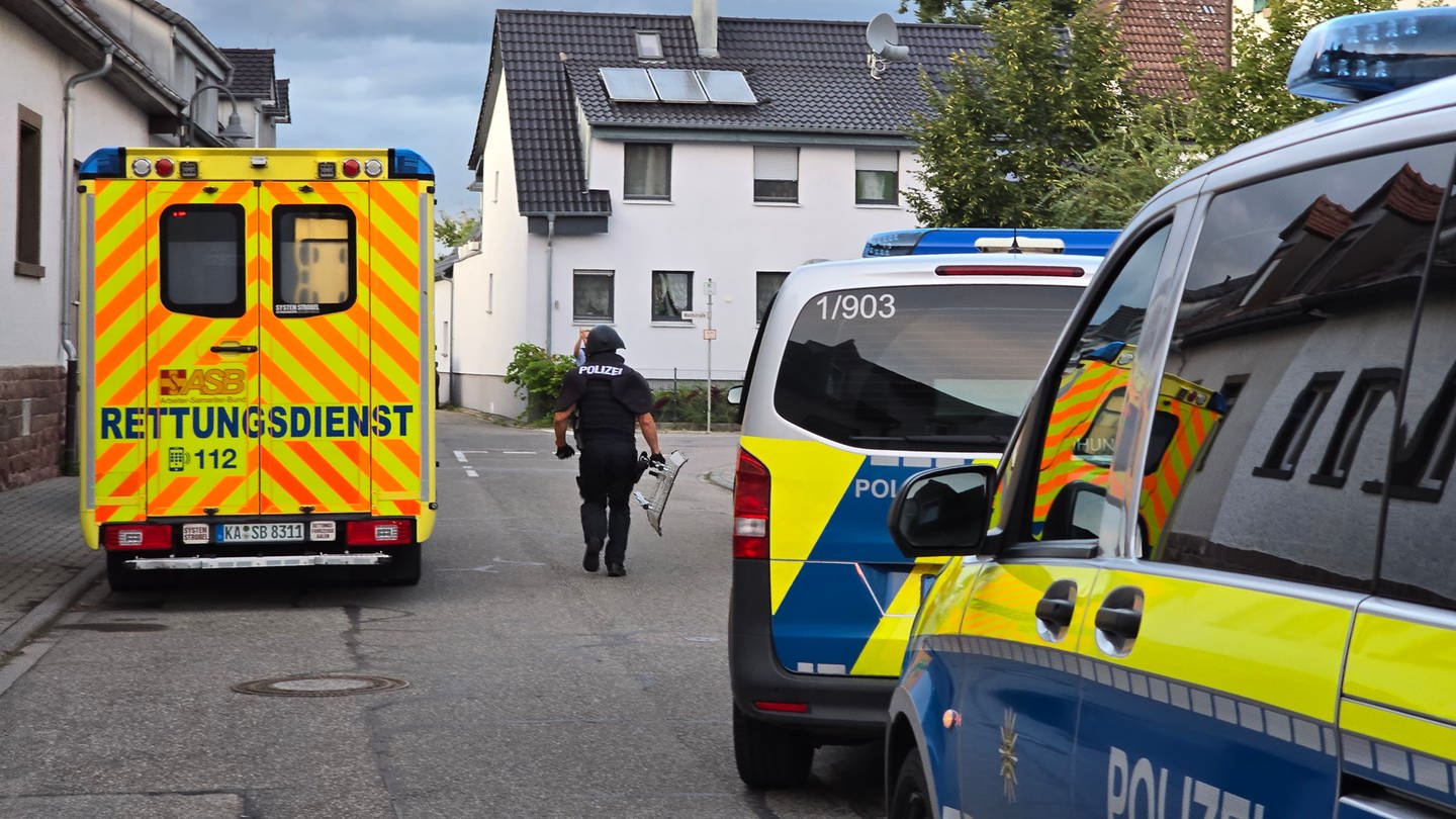 Polizeieinsatz in Stutensee, hier wurde ein Mann mit einem Messer verletzt. Er starb im Krankenhaus.