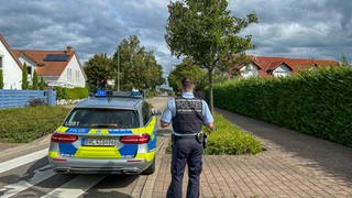 Die Polizei sperrt die Straße. Denn am Samstagmittag ist es in Linkenheim-Hochstetten zu einem Unfall zwischen einem Auto und einem Motorrad gekommen. Dabei ist der Motorradfahrer gestorben.