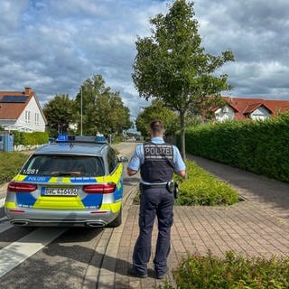 Die Polizei sperrt die Straße. Denn am Samstagmittag ist es in Linkenheim-Hochstetten zu einem Unfall zwischen einem Auto und einem Motorrad gekommen. Dabei ist der Motorradfahrer gestorben.