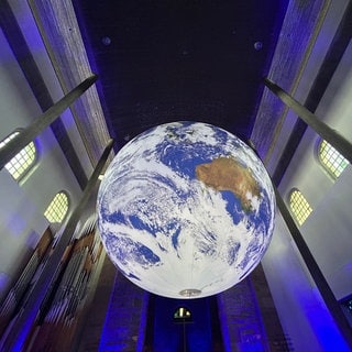 Weltkugel "Gaia" in Karlsruher Stadtkirche ausgestellt.