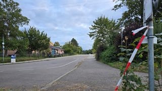 Zwei junge Männer wurden in der Nacht zum Samstag in Langensteinbach bei einer Auseinandersetzung mit Messerstichen verletzt. 