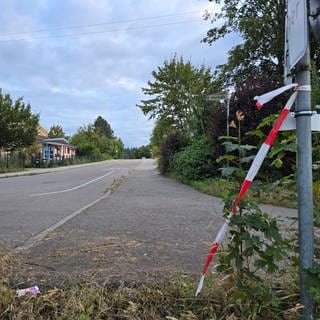 Zwei junge Männer wurden in der Nacht zum Samstag in Langensteinbach bei einer Auseinandersetzung mit Messerstichen verletzt. 