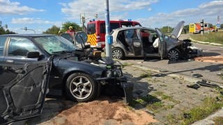 Die beiden am Unfall beteiligten Fahrzeuge wurden stark beschädigt