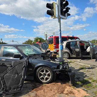 Die beiden am Unfall beteiligten Fahrzeuge wurden stark beschädigt