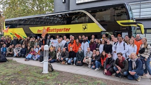 Ein Bus, mit dem die Ärztinnen und Ärzte aus Stuttgart zur zentralen Kundgebung nach Frankfurt fahren.