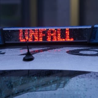 Der Schriftzug "Unfall" ist neben dem Blaulicht auf dem Dach eines Polizeiautos zu lesen. Auf der A5 bei Rastatt hat es einen Unfall gegeben.