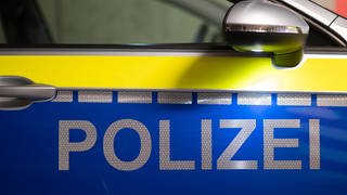 "Polizei" ist auf der Tür eines Polizeiautos zu lesen. In Straubenhardt wurden wegen eines Polizeieinsatzes eine Kita und ein Rathaus geräumt.