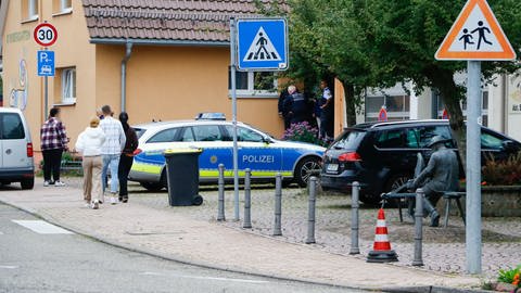 Polizeiauto in der Dobklerstraße in Straubenhardt