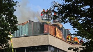 Brand im Dach der Hochschule Karlsruhe. Die Feuerwehr ist für Löscharbeiten vor Ort.