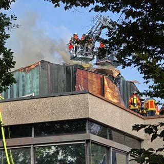 Brand im Dach der Hochschule Karlsruhe. Die Feuerwehr ist für Löscharbeiten vor Ort.