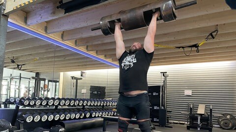 Log Lift, das Hochstemmen eines Stahlrohres, ist eine der Disziplinen der Deutschen Strongman Meisterschaft in Rastatt