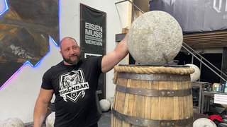 Dennis Kohlruss aus Rastatt hat eine 130 Kilogramm schwere Kugel auf eine Höhe von 1,80 gewuchtet. Er trägt den Titel der Deutschen Strongman Meisterschaft.