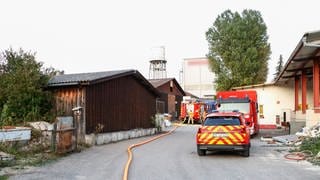 Ein Schwelband in einem großen Silo in Mühlacker ruft Feuerwehr auf den Plan. Das Firmengelände mit dem Silo, davor die Einsatzfahrzeuge der Feuerwehr.