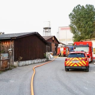 Ein Schwelband in einem großen Silo in Mühlacker ruft Feuerwehr auf den Plan. Das Firmengelände mit dem Silo, davor die Einsatzfahrzeuge der Feuerwehr.