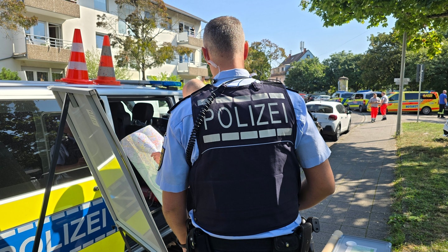 Besprechung bei einem Großeinsatz der Polizei in Karlsruhe-Rintheim.