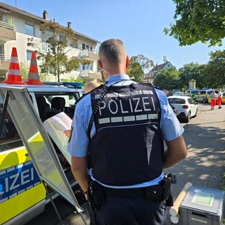 Besprechung bei einem Großeinsatz der Polizei in Karlsruhe-Rintheim. 