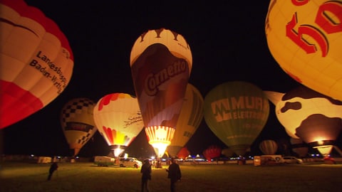 Das Highlight beim German Cup in Pforzheim: Leuchtende Heißluftballons am Boden beim Nightglow