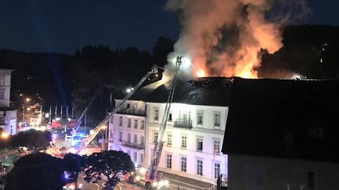 September 2021: Flammen schlagen aus dem Luxushotel Badischer Hof in Baden-Baden