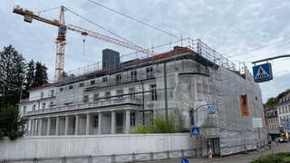 Blick auf den Badischen Hof am Hindenburgplatz in Baden-Baden. Dort gab es 2021 einen Brand.