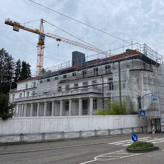 Blick auf den Badischen Hof am Hindenburgplatz in Baden-Baden. Dort gab es 2021 einen Brand.