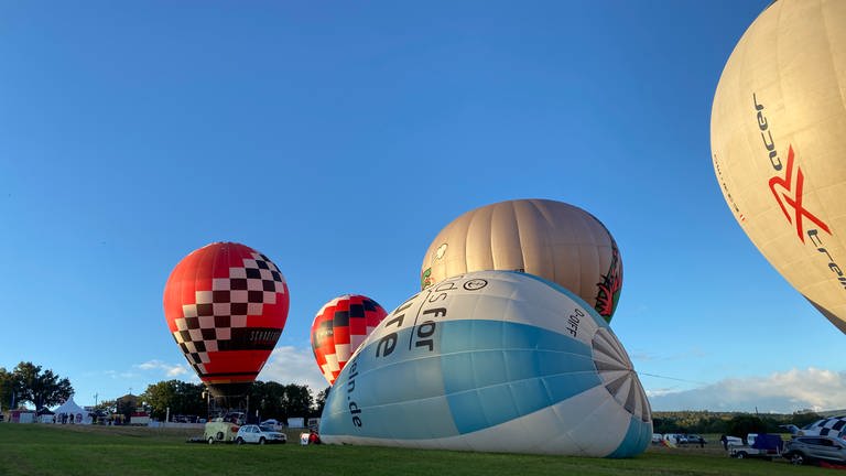 Heißluftballone vor dem Start in Pforzheim