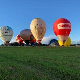 Heißluftballone vor dem Start in Pforzheim