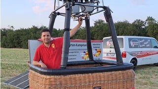 Ballonfahrer Michael Kampmann im Korb einer seiner Ballone. Er ist dieses Jahr beim German Cup 2024 in Pforzheim dabei.