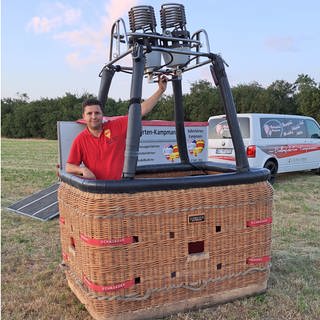 Ballonfahrer Michael Kampmann im Korb einer seiner Ballone. Er ist dieses Jahr beim German Cup 2024 in Pforzheim dabei.