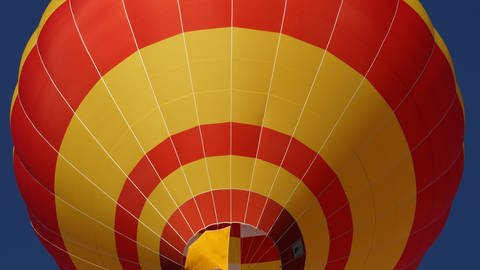 Einer von Michael Kampmanns Ballonen in gelb-rot.