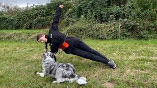 Dog Dancerin Carmen Winkler übt Tanzfiguren mit ihrem Hund Reye für die EM-Qualifikation bei der Messe "TIERisch gut" in Karlsruhe.