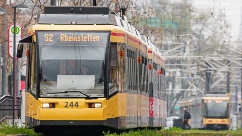 Die Stadtbahnlinie S2 auf dem Weg nach Rheinstetten