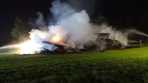 Auf einem Pferdehof im Calwer Ortsteil Oberriedt hat in der Nacht eine Scheune gebrannt.