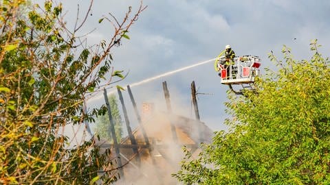 Etwa 50 Einsatzkräfte waren vor Ort, um den Brand in einer Scheune in Keltern (Enzkreis) zu löschen.