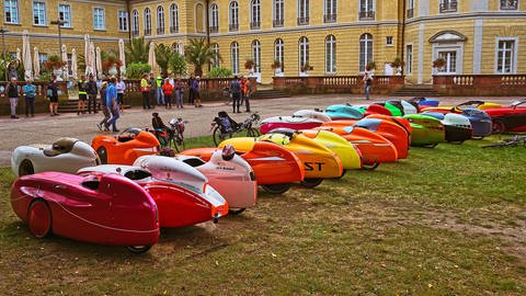 Treffen von Velomobil-Fahrern im Schlossgarten in Karlsruhe.