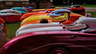 Mehrere Velomobile im Schlossgarten von Karlsruhe. Die Velomobil-Szene trifft sich hier regelmäßig.