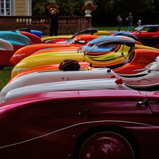 Mehrere Velomobile im Schlossgarten von Karlsruhe. Die Velomobil-Szene trifft sich hier regelmäßig.