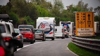 Autos stehen im Stau. Auf der B10 bei Karlsruhe entsteht eine neue Baustelle