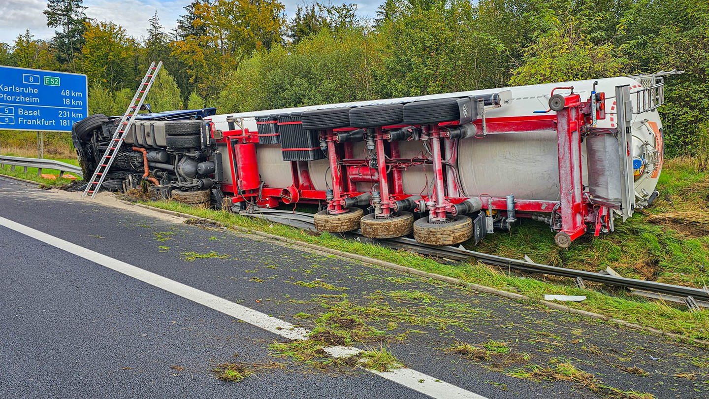 Der verunglückte Tanklaster auf der A8 bei Heimsheim liegt umgekippt am Straßenrand.