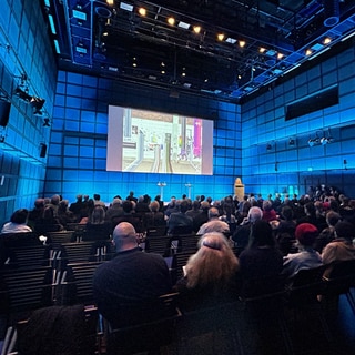 Das Demokratie-Symposium findet im Zentrum für Kunst und Medien in Karlsruhe statt.