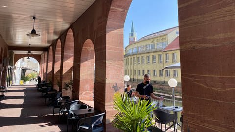 Ein Café in der Pforzheimer Innenstadt an der Enz